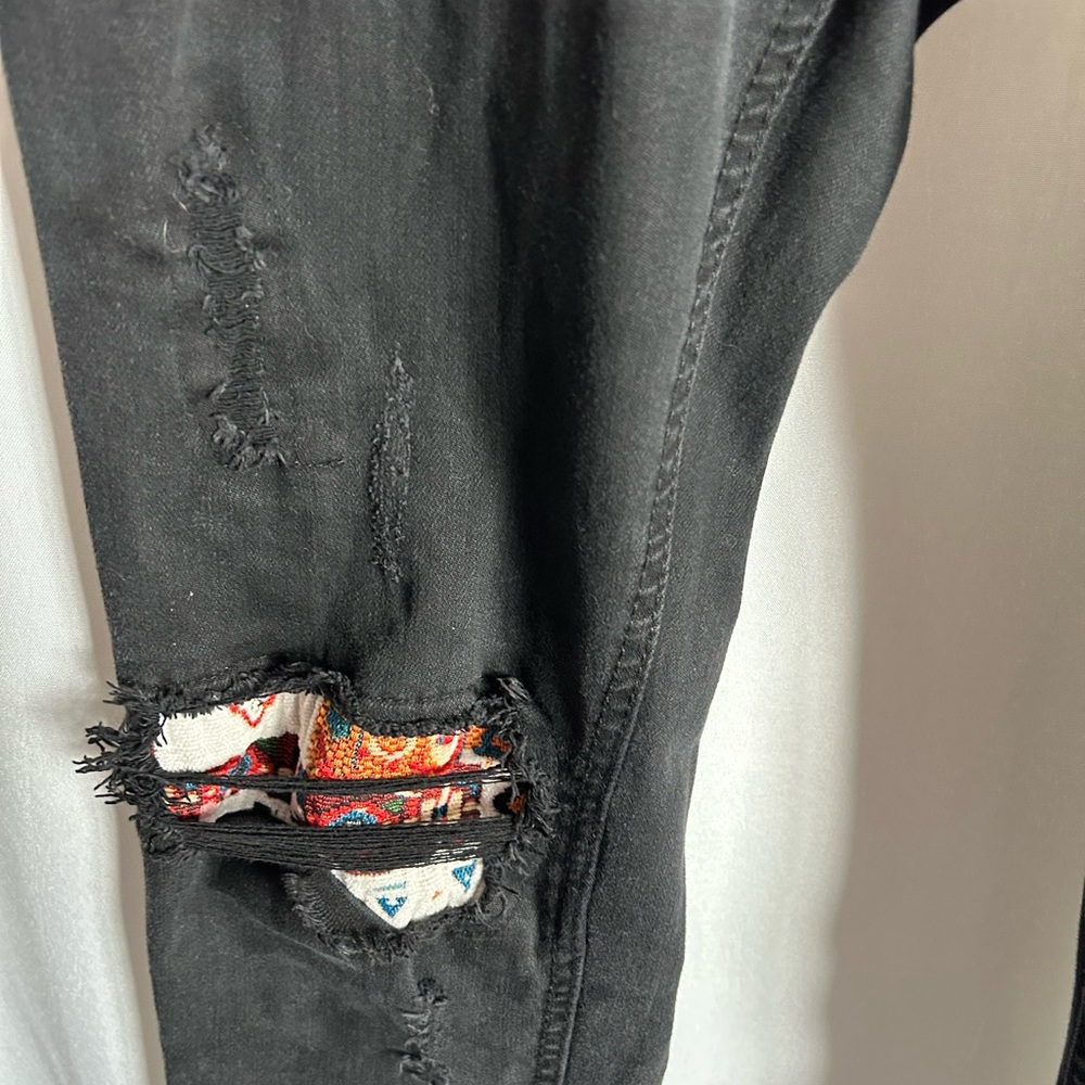 32x32 AMALFI Distressed Denim Jeans W/ UNDERLAY - Black Yellow Red Retail $180 - Picture 2 of 6